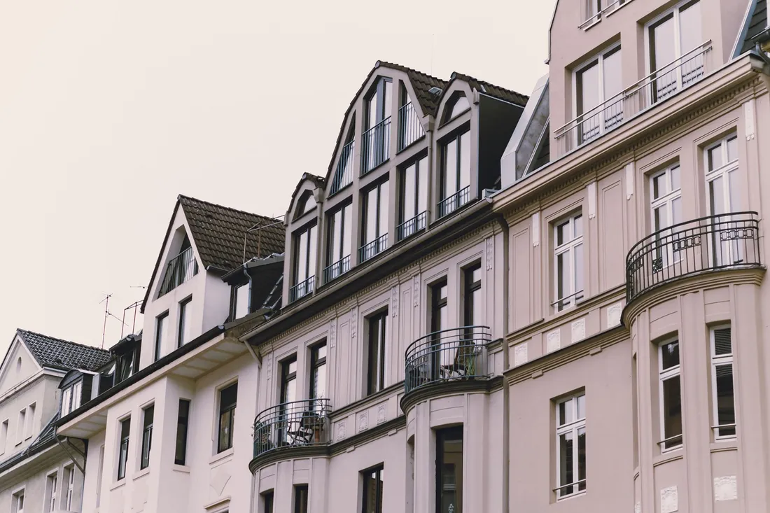 Gründerzeit-Altbaufassade mit Balkonen, wie sie in Hannover-Linden verbreitet ist