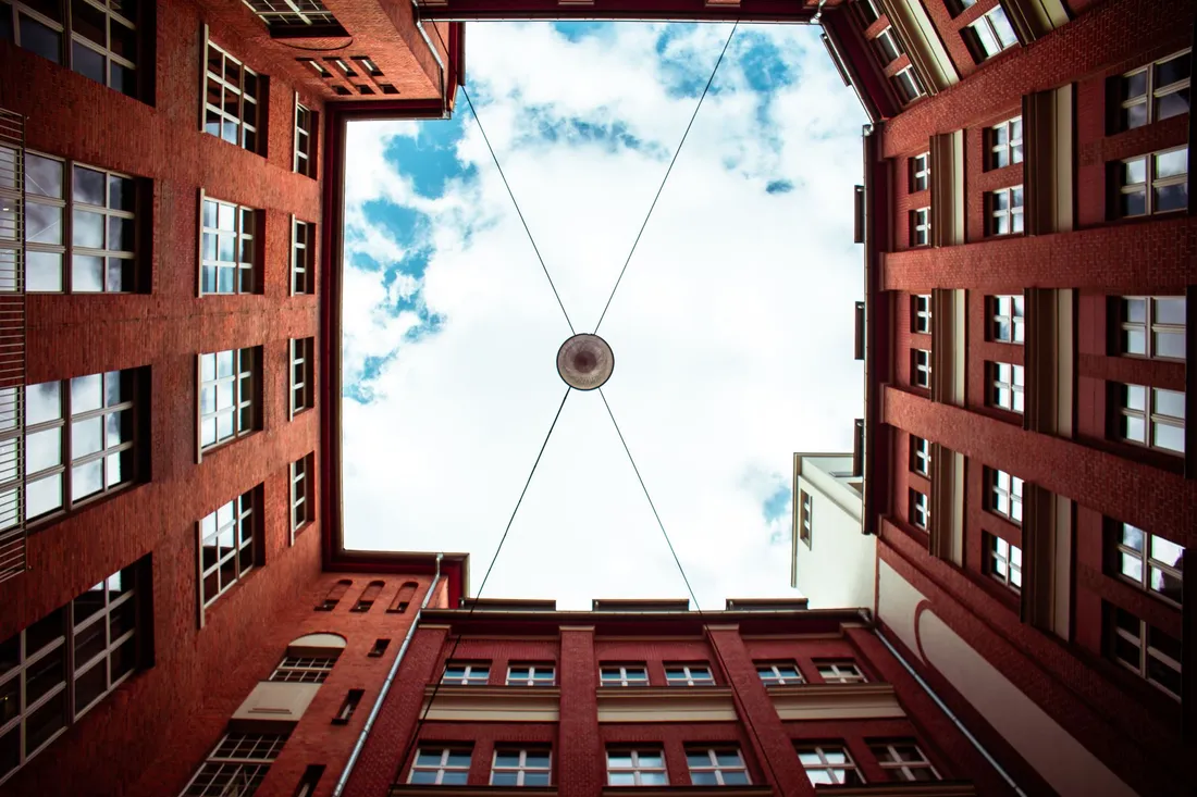 Hinterhof eines Berliner Altbaus mit gepflastertem Boden